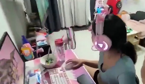 Lagi Asik Maen Game Diganggu Malah Diajak Ngentot